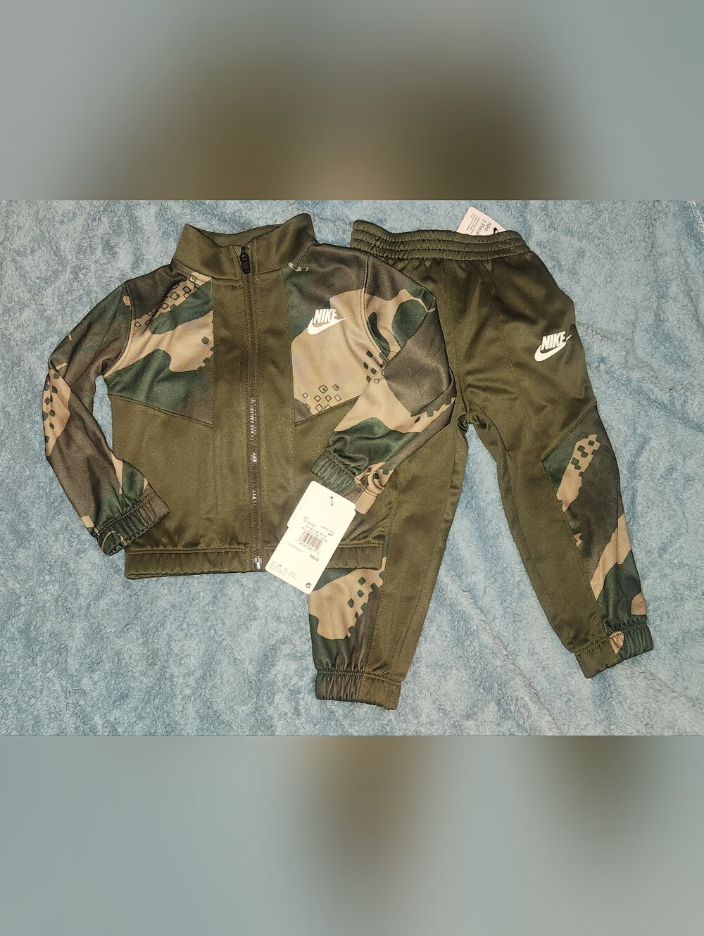 NEW Boys Nike Camo Sweatsuit (Size 24M)